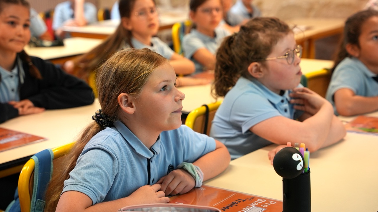 Élèves attentifs en classe
