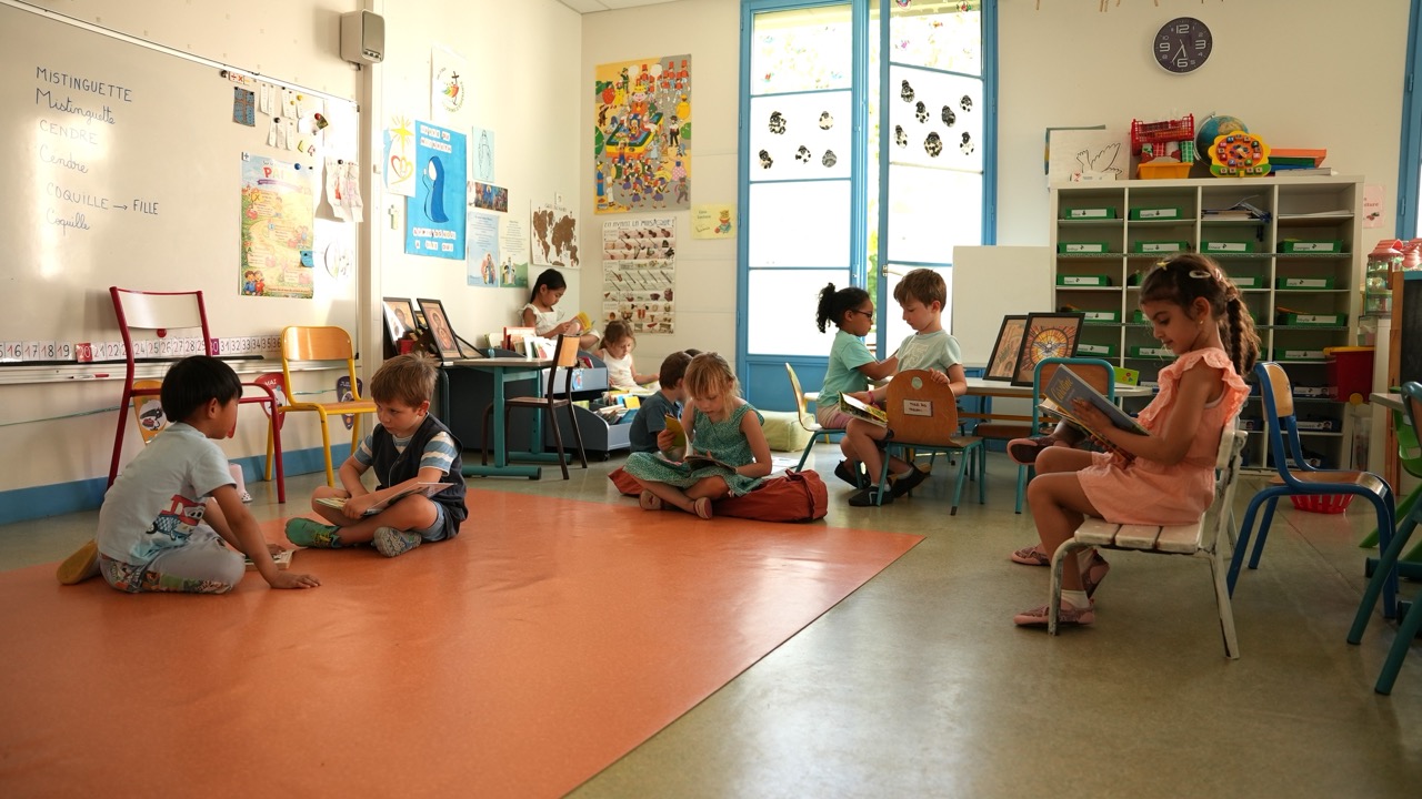 Temps d'échange assis en cercle avec l'enseignante