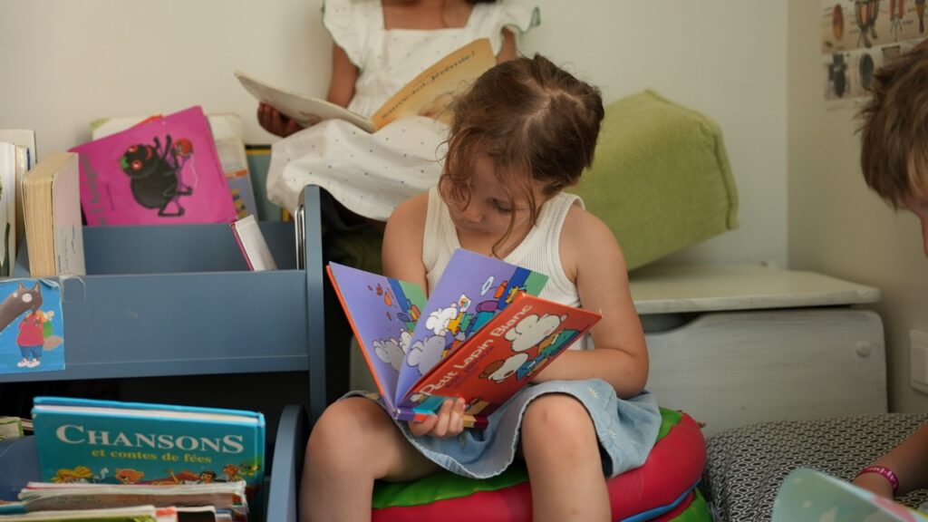 Lecture au coin bibliothèque