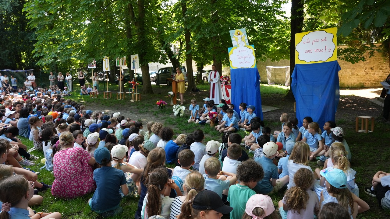 Célébration de l'Ensemble scolaire dans le parc