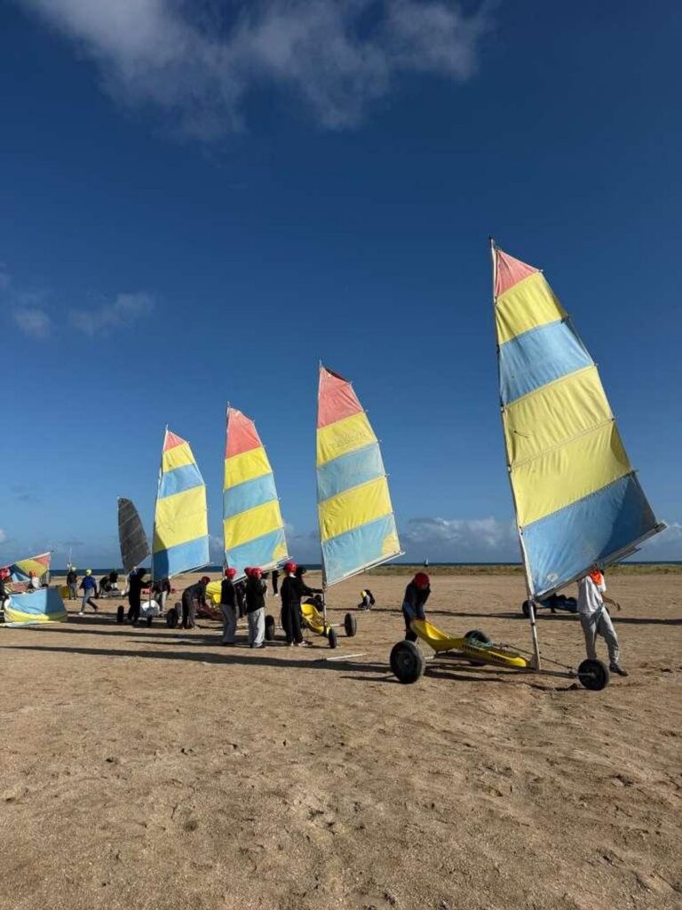 Journée de cohésion des 1ères à Ouistreham : char à voile