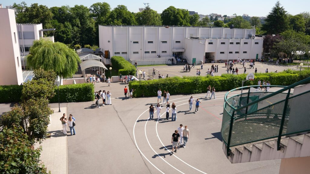 Vue aérienne de la cour de récréation et des bâtiments du collège