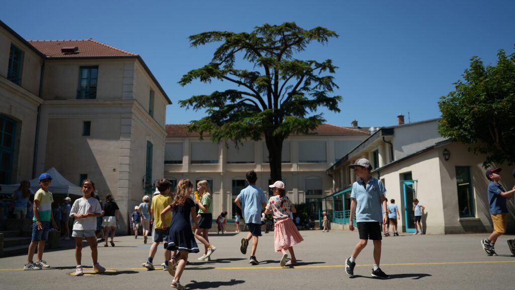 Des écoliers courent dans la cour pendant la récréation