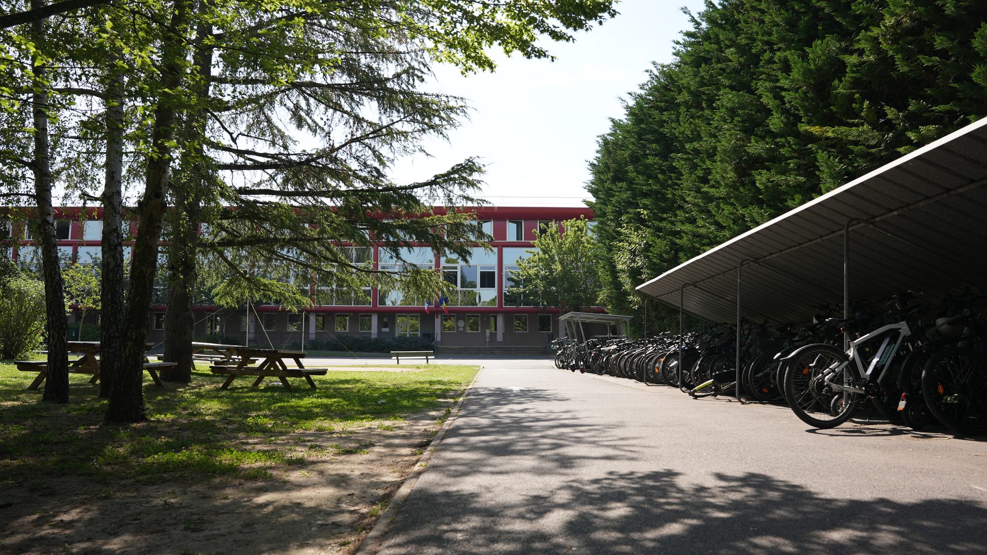 Le lycée Jean-Paul II au bord de la Seine, vu depuis le quai