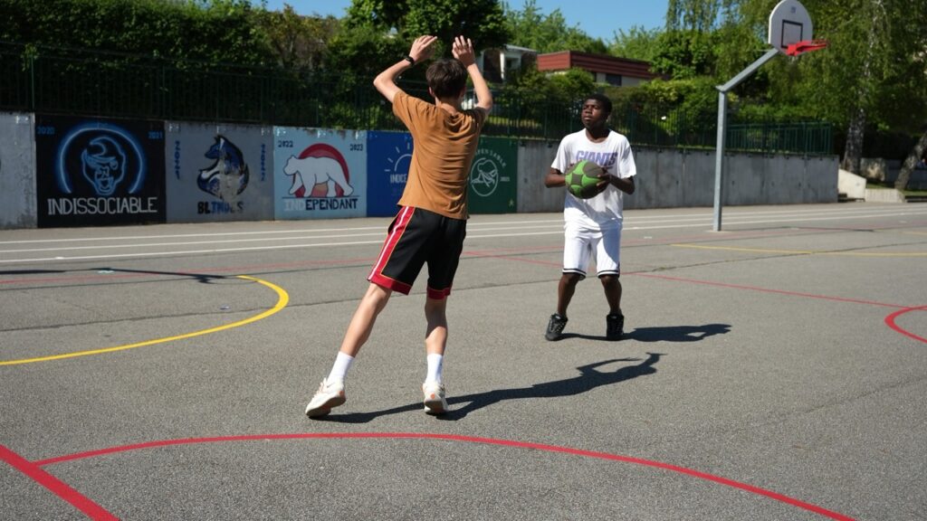 Basket dans la cour du lycée
