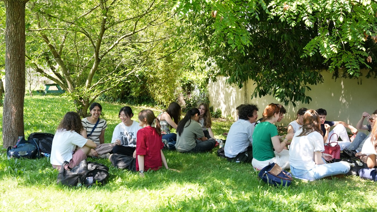 Pause sous les arbres du campus