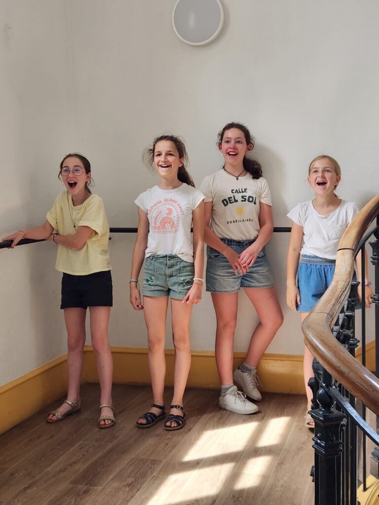 L'alcôve du grand escalier décorée par la classe de CM1 Bleu