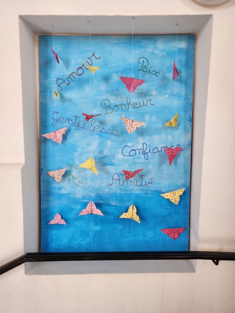 Les élèves de CM1 Bleu devant l'alcôve qu'ils ont décorée