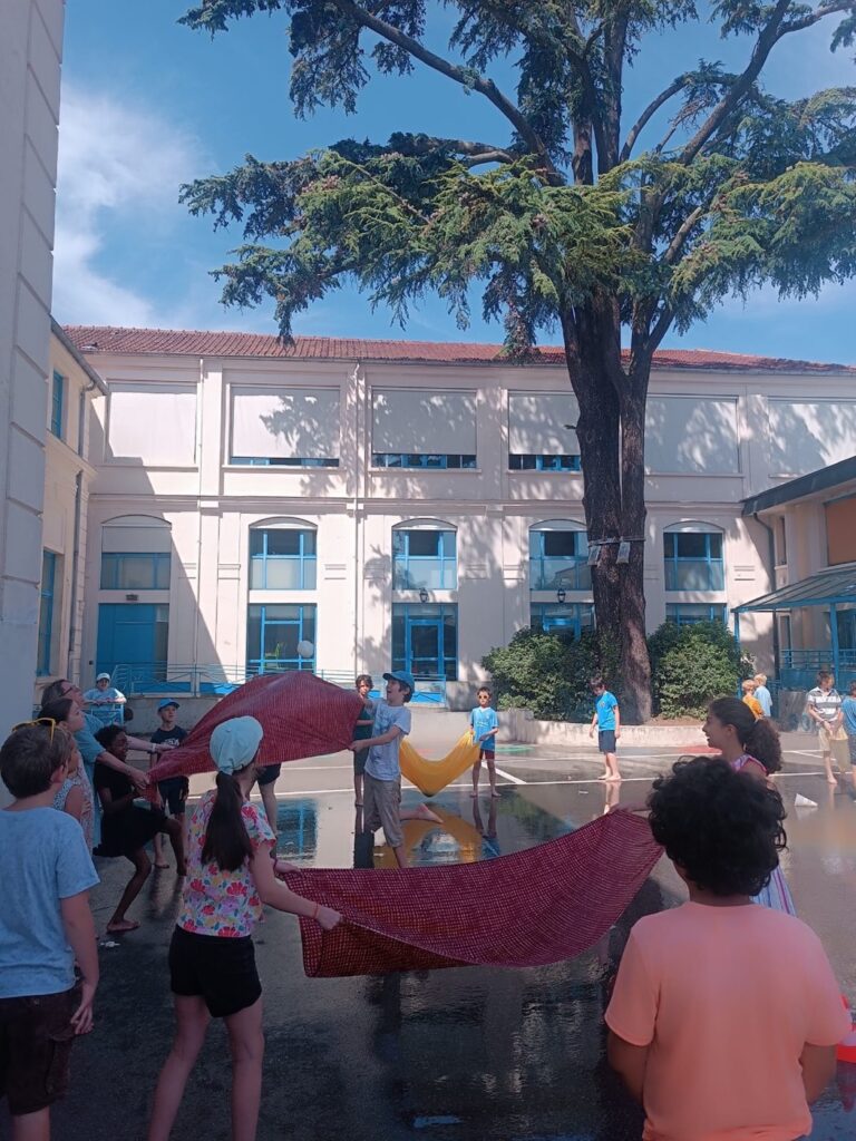 Des élèves jouent dans la cour de l'École Notre-Dame