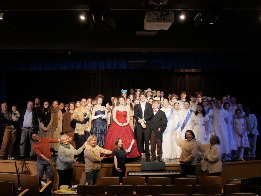 La troupe du Drama Club sur scène pour la comédie musicale Anastasia
