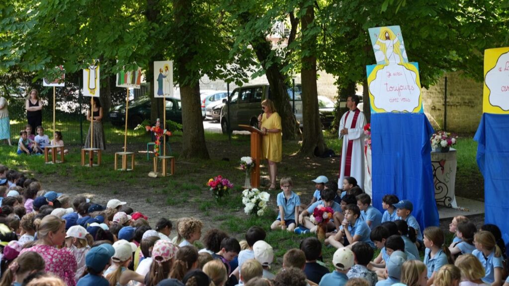 Célébration de la Pentecôte dans la Cour du Parc avec les élèves de l'école