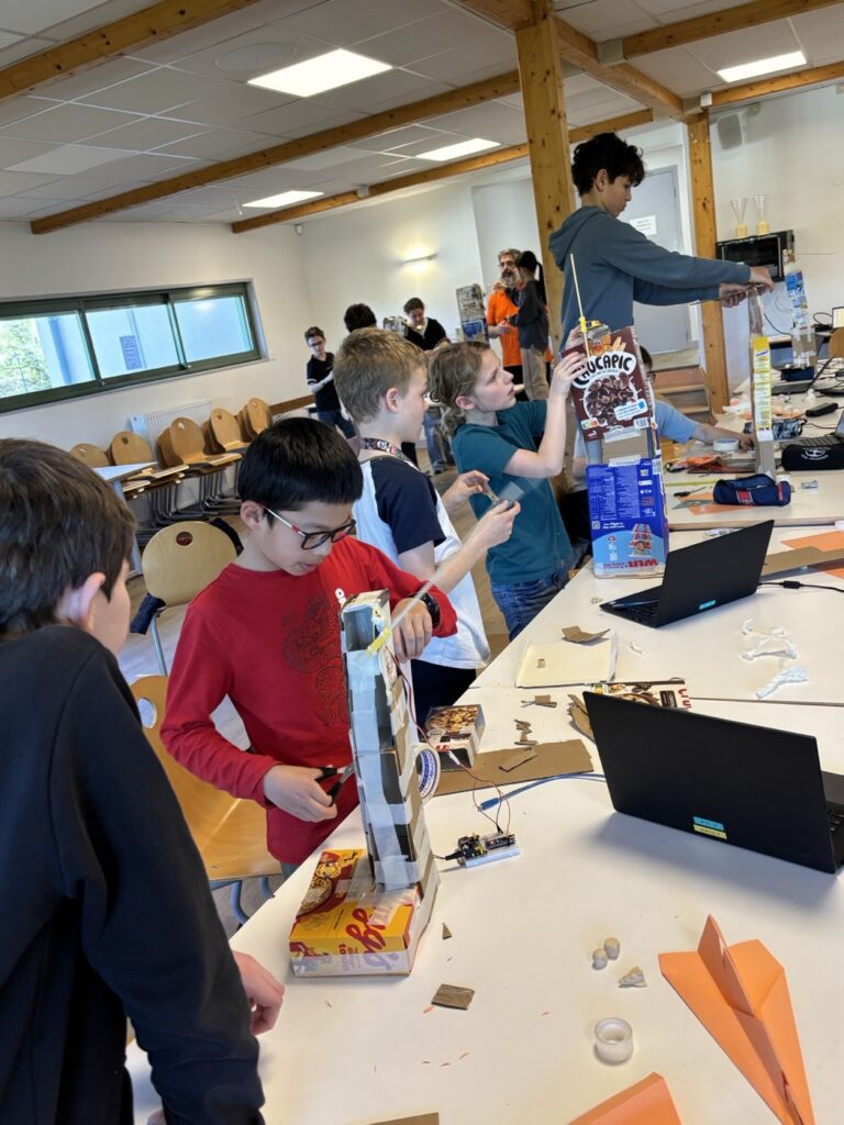 Atelier de robotique au collège pendant la Semaine des sciences